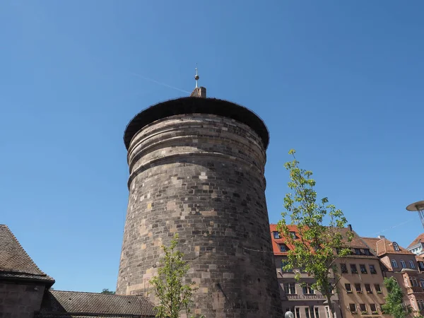 ドイツのニュルンベルク市壁にあるフラウエンター塔 — ストック写真