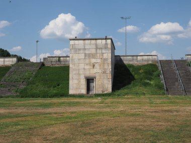 Zeppelinfeld tercümesi Zeppelin Field mimar Albert Speer tarafından Almanya 'nın Nuernberg kentindeki Nazi parti mitingi alanı olarak tasarlandı.