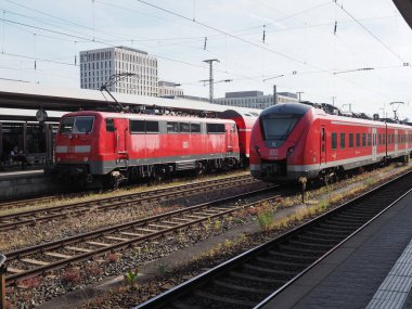 NUERNBERG, GERMANY - CIRCA HAZE 2022: Nuernberg Hauptbahnhof merkez istasyonundaki trenler