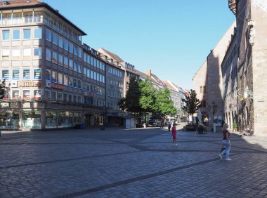 NUERNBERG, ALMANY - CIRCA HAZİRAN 2022: Şehir merkezinde insanlar