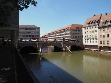 NUERNBERG, GERMANY - CRCA HAZİRAN 2022: Bruecke Müzesi çeviri müzesi köprüsü Pegnitz Nehri üzerinde