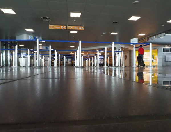 意大利 2022年6月 Circa 在机场登记和安全处排队的队列 — 图库照片