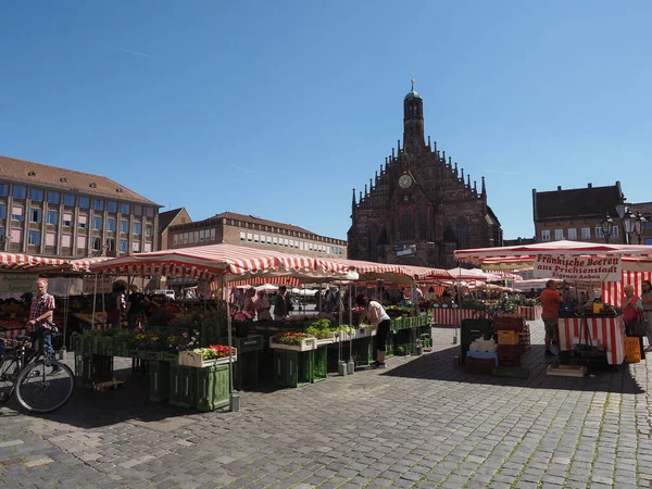 Nuernberg Alemania Circa Junio 2022 Personas Hauptmarkt Plaza Principal Del —  Fotos de Stock