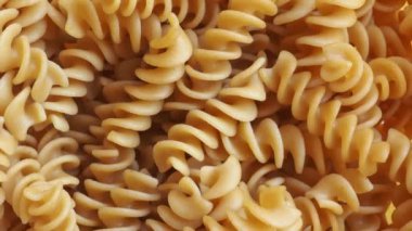 Toptan fusilli tirbuşon geleneksel İtalyan makarnası.