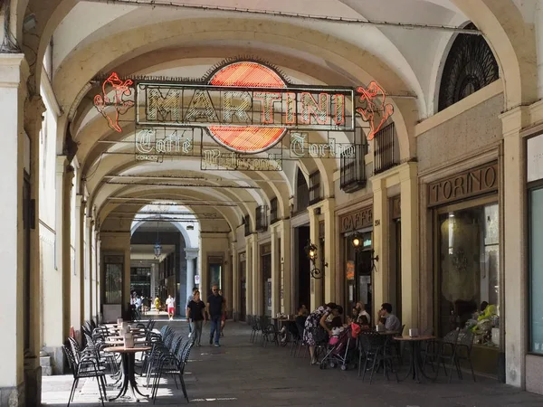 Άνθρωποι Περπατούν Κάτω Από Την Πλατεία Piazza San Carlo Κιονοστοιχία — Φωτογραφία Αρχείου