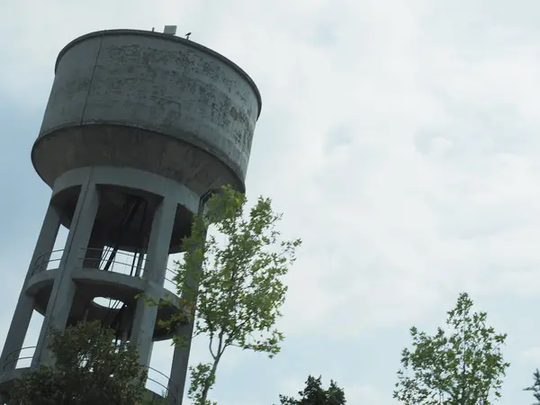 Elevated Water Tank Concrete Water Tower — 图库照片