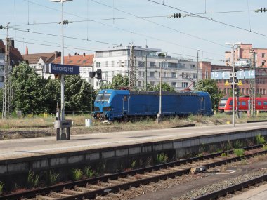 NUERNBERG, GERMANY - CIRCA HAZE 2022: Nuernberg Hauptbahnhof merkez istasyonundaki trenler