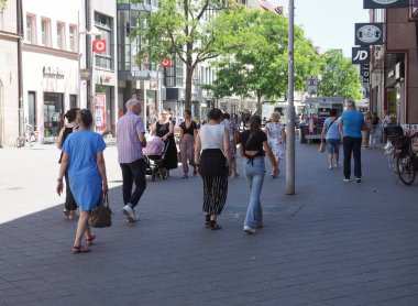 NUERNBERG, ALMANY - CIRCA HAZİRAN 2022: Şehir merkezinde insanlar