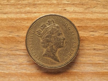 LONDON, UK - CIRCA 2022: Birleşik Krallık para birimi olan Kraliçe II. Elizabeth 'in portresini gösteren bir sterlin ters yüzü