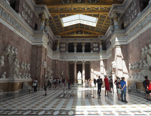 DONAUSTAUF, ALMANY - CRCA HAZİRAN 2022: Walhalla Şöhret Salonu 'nun İçi