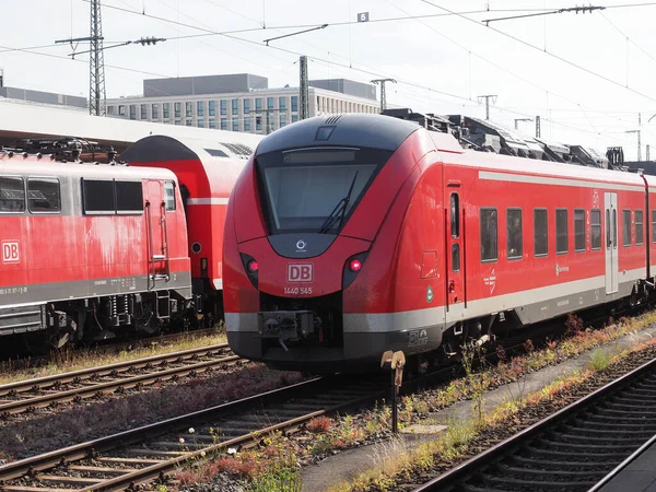 NUERNBERG, GERMANY - CIRCA HAZE 2022: Nuernberg Hauptbahnhof merkez istasyonundaki trenler