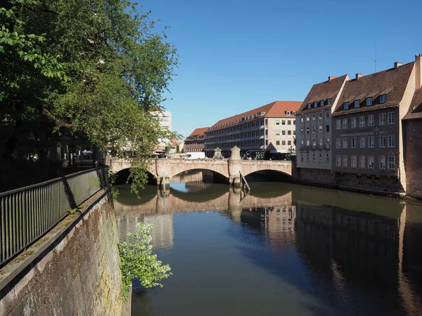 NUERNBERG, GERMANY - CRCA HAZİRAN 2022: Bruecke Müzesi çeviri müzesi köprüsü Pegnitz Nehri üzerinde