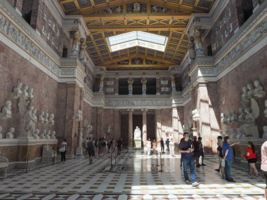 DONAUSTAUF, ALMANY - CRCA HAZİRAN 2022: Walhalla Şöhret Salonu 'nun İçi