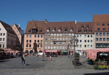 NUERNBERG, GERMANY - CIRCA HAZİRAN 2022: Hauptmarkt ana pazar meydanındaki insanlar