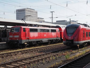 NUERNBERG, GERMANY - CIRCA HAZE 2022: Nuernberg Hauptbahnhof merkez istasyonundaki trenler