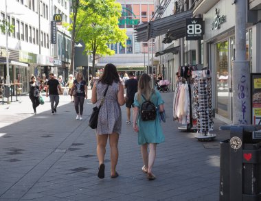 NUERNBERG, ALMANY - CIRCA HAZİRAN 2022: Şehir merkezinde insanlar