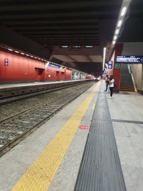 TÜRİN, İTALYA - CRCA HAZİRAN 2022: Torino Porta Susa tren istasyonundaki peronda gezginler