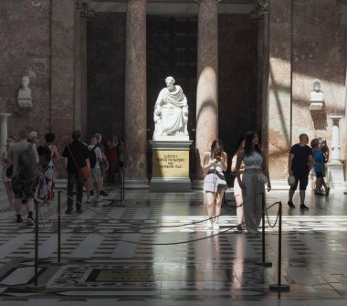 DONAUSTAUF, ALMANY - CRCA HAZİRAN 2022: Walhalla Şöhret Salonu 'nun İçi