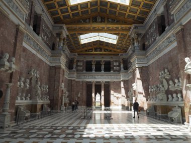 DONAUSTAUF, ALMANY - CRCA HAZİRAN 2022: Walhalla Şöhret Salonu 'nun İçi