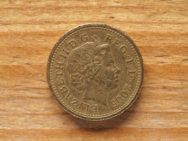 LONDON, UK - CIRCA 2022: Birleşik Krallık para birimi olan Kraliçe II. Elizabeth 'in portresini gösteren bir sterlin ters yüzü