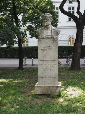 VIENNA, AUSTRIA - CIRCA SEPTEMBER 2022: 1932 dolaylarında heykeltıraş Franz Seifert tarafından yapılan benzin otomobilinin mucidi Siegfried Marcus anıtı