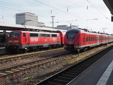 NUERNBERG, GERMANY - CIRCA HAZE 2022: Nuernberg Hauptbahnhof merkez istasyonundaki trenler