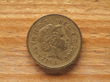 LONDON, UK - CIRCA 2022: Birleşik Krallık para birimi olan Kraliçe II. Elizabeth 'in portresini gösteren bir sterlin ters yüzü