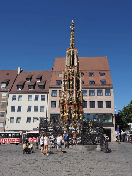 2022年6月9日 德国纽伦堡 14世纪左右肖纳 布伦南翻译美丽的喷泉 — 图库照片