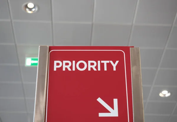 Röd Prioriterad Köskylt Vid Ombordstigning Flygplatsen — Stockfoto