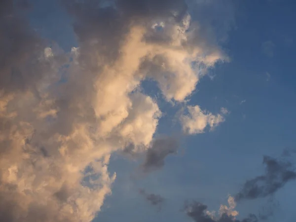 Драматическое Бурное Голубое Небо Темными Облаками Закате Полезным Качестве Фона — стоковое фото