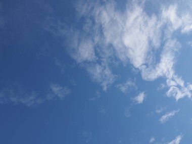 Arkaplan olarak kullanışlı bulutlu mavi gökyüzü