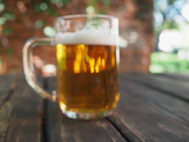 Arka plan olarak kullanışlı olan bulanık bira bardağı bulanıklığı