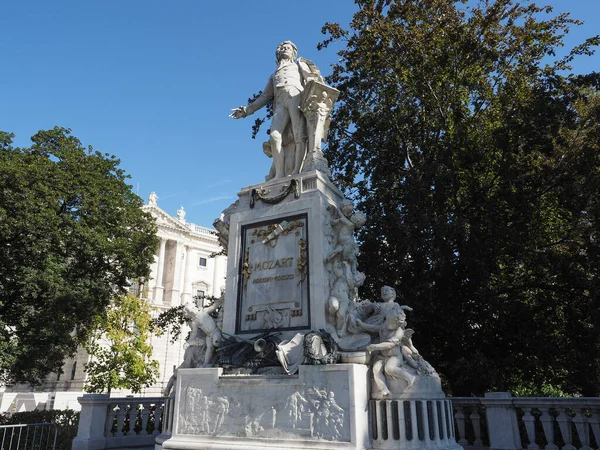 莫扎特 登克马尔翻译建筑师卡尔 柯尼希和雕塑家维克多 蒂尔格纳1896年前后在奥地利维也纳的莫扎特纪念碑 — 图库照片