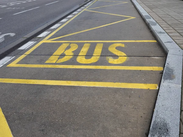 混凝土上黄色巴士站车道标志 — 图库照片