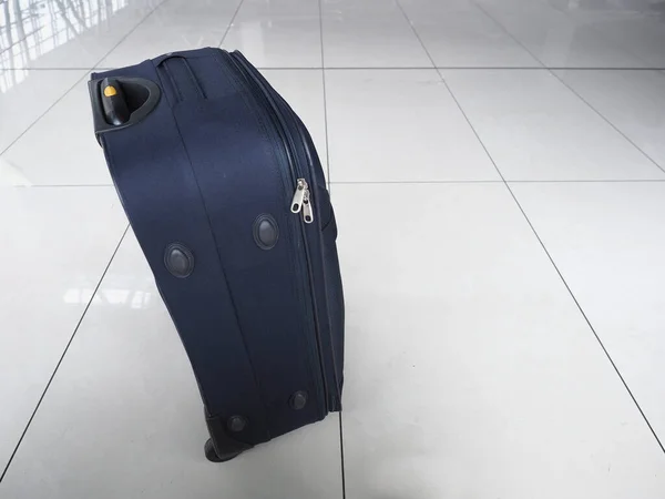 Walizka Bagaż Podręczny Podłodze Lotniska — Zdjęcie stockowe