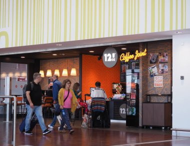 BERGAMO, İtalya - CIRCA AĞUSTOS 2022: 12 ons Orio al Serio havaalanındaki Ortak Kahve