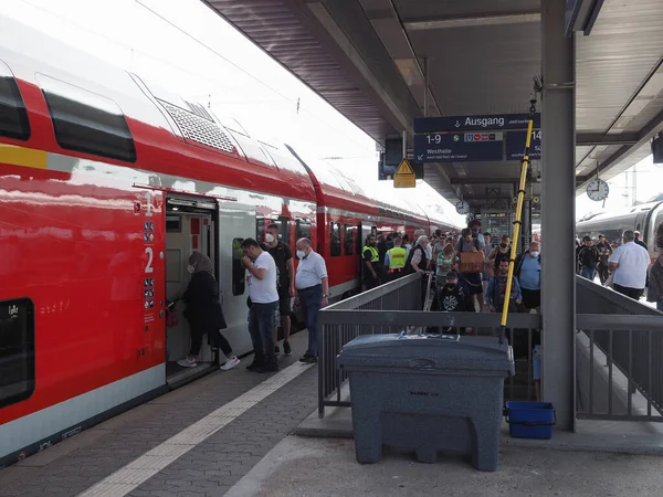 Nuernberg Německo Circa Červen 2022 Lidé Nastupují Regionálního Vlaku Hlavním — Stock fotografie