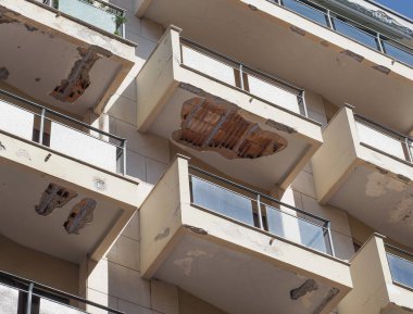 Balkon beton kaplamasında hasarlı direniş parmaklıklarının onarılması