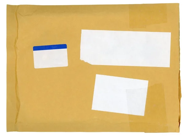 Żółta Papierowa Koperta Listy Pocztowe Pustymi Etykietami Wyodrębnionymi Białym Tle — Zdjęcie stockowe
