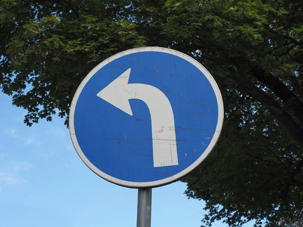 Κανονιστικές Πινακίδες Στρίψτε Αριστερά Μπροστά Πινακίδα Κυκλοφορίας — Φωτογραφία Αρχείου