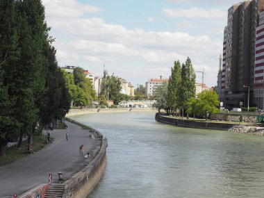 VIENNA, AUSTRIA - CIRCA SEPTEMBER 2022: Donaukanal tercümesi Tuna Kanalı su kanalı