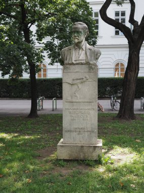 VIENNA, AUSTRIA - CIRCA SEPTEMBER 2022: 1932 dolaylarında heykeltıraş Franz Seifert tarafından yapılan benzin otomobilinin mucidi Siegfried Marcus anıtı