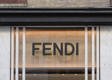 VIENNA, AUSTRIA - CRCA EPTESİ 2022 Fendi mağaza önü işareti