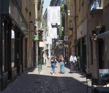 TURIN, İTALYA - CIRCA EPTEMBER 2022: Contrada Guardinfanti tarihi ortaçağ sokaklarında insanlar