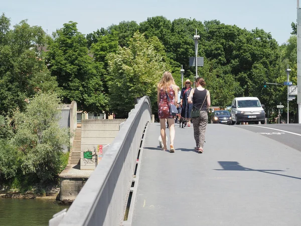 Regensburg Germany Circa June 2022 People Crossing Eiserne Bridge River — Stockfoto