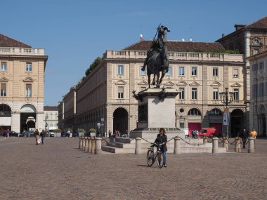 TÜRİN, İTALYA - SİRKA Eylül 2022: Piazza San Carlo Meydanı 'nda İnsanlar