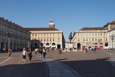 TÜRİN, İTALYA - SİRKA Eylül 2022: Piazza San Carlo Meydanı 'nda İnsanlar