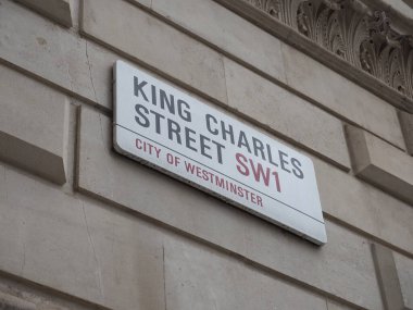 LONDON, İngiltere - CIRCA ECTOBER 2022: Westminster City 'deki King Charles sokak tabelası