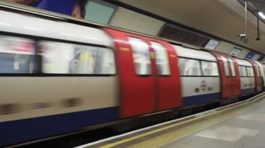 LONDON, İngiltere - CIRCA ECTOBER 2022 Londra Yeraltı Treni