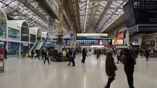 London Circa Οκτωβριοσ 2022 Ταξιδιώτες Στο Σταθμό Victoria — Αρχείο Βίντεο
